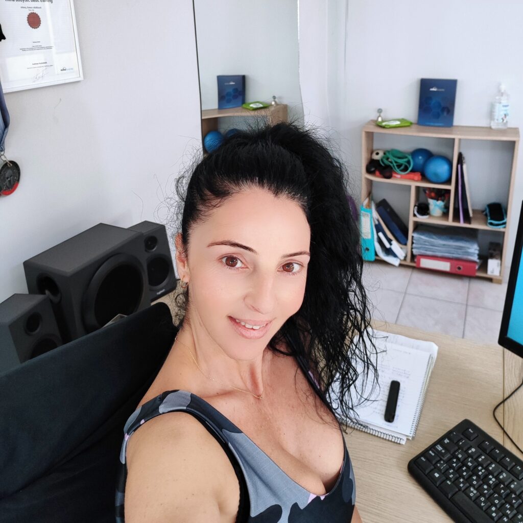 Η trainer μας στο γυμναστήριο EMS Ρόδος για προγραμματισμό συνεδρίας personal training για γυμναστική και αποκατάσταση